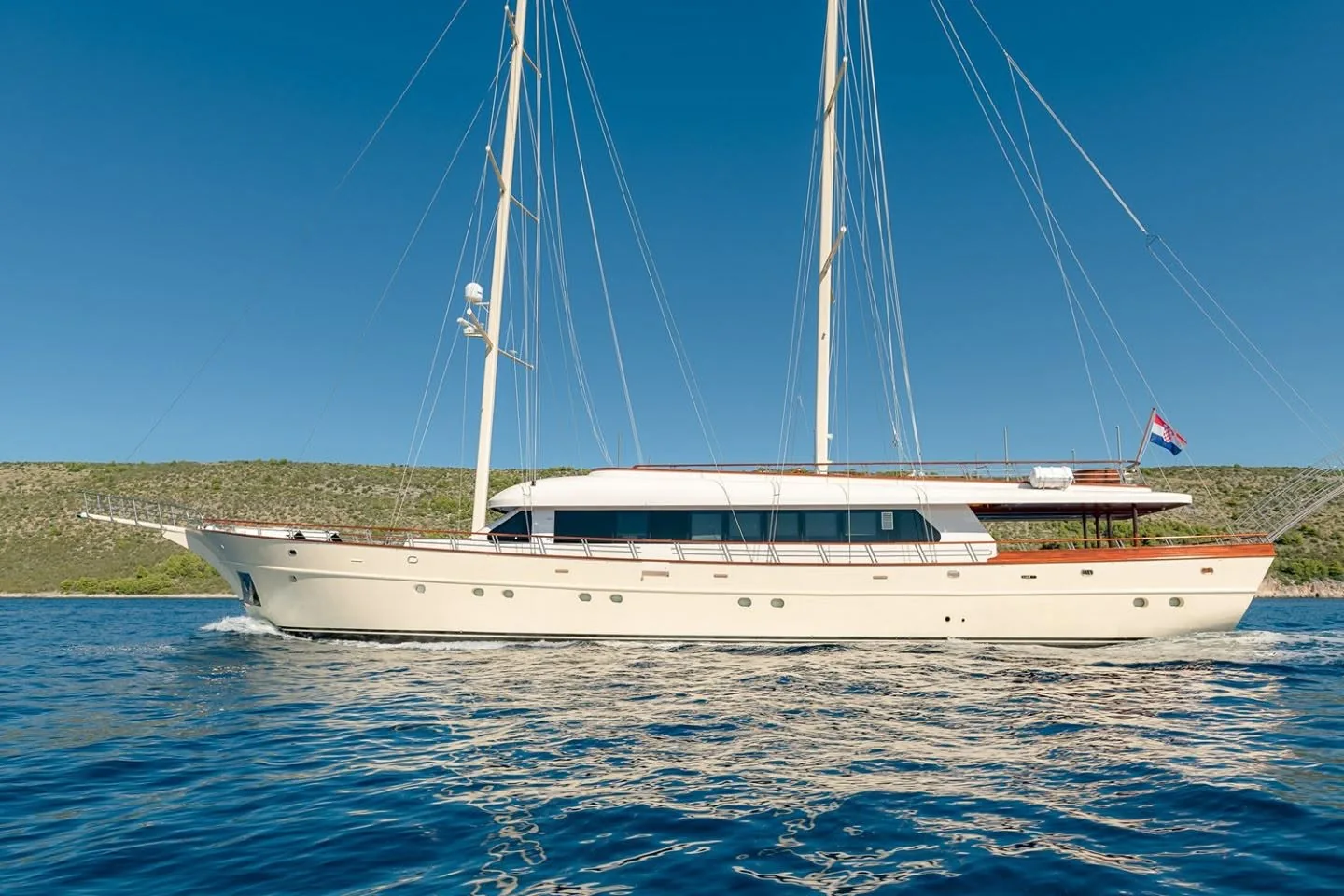 Motor Sailing Yacht Son de Mar